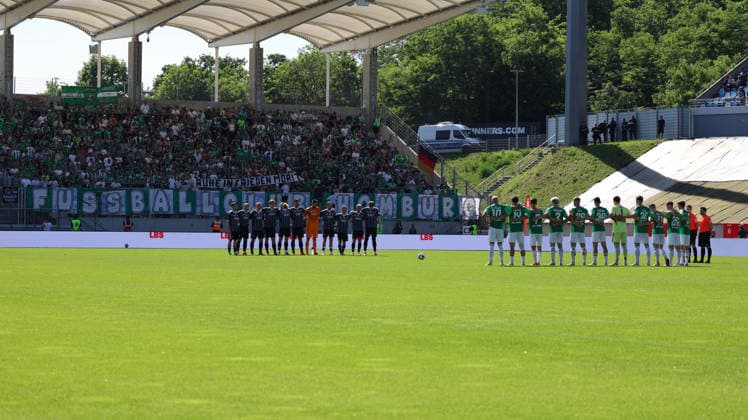23 05 2026, xrekx, Fußball Landespokal Saarland Finale, 1 FC Saarbrücken FC 08 Homburg v l Schweigeminute Ruhe in Frieden Moritz DFL DFB REGULATIONS PROHIBIT ANY USE OF PHOTOGRAPHS as IMAGE SEQUENCES and or QUASI VIDEO Saarbrücken