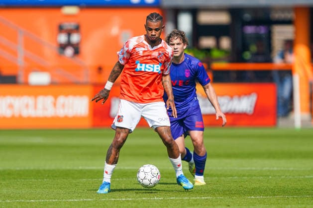 2026-05-23 FC Volendam v Willem II - Dutch Eredivsie Kwalificatie - Finale VOLENDAM, NETHERLANDS - MAY 23: Juninho Bacuna of FC Volendam hits the ball during the Dutch Eredivsie Kwalificatie - Finale match between FC Volendam and Willem II at Kras Stadion on May 23, 2026 in Volendam, Netherlands. Volendam Kras Stadion Netherlands Content not available for redistribution in The Netherlands directly or indirectly through any third parties. Copyright: xAndrexWeeningx