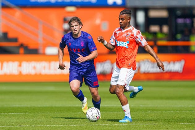 2026-05-23 FC Volendam v Willem II - Dutch Eredivsie Kwalificatie - Finale VOLENDAM, NETHERLANDS - MAY 23: Siegert Baartmans of Willem II battles for possession with Juninho Bacuna of FC Volendam during the Dutch Eredivsie Kwalificatie - Finale match between FC Volendam and Willem II at Kras Stadion on May 23, 2026 in Volendam, Netherlands. Volendam Kras Stadion Netherlands Content not available for redistribution in The Netherlands directly or indirectly through any third parties. Copyright: xAndrexWeeningx