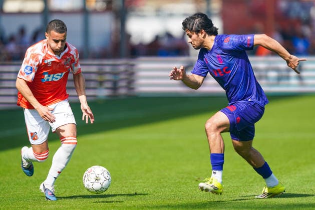 2026-05-23 FC Volendam v Willem II - Dutch Eredivsie Kwalificatie - Finale VOLENDAM, NETHERLANDS - MAY 23: Bilal Ould-Chikh of FC Volendam battles for possession with Nathan Tjoe-A-On of Willem II during the Dutch Eredivsie Kwalificatie - Finale match between FC Volendam and Willem II at Kras Stadion on May 23, 2026 in Volendam, Netherlands. Volendam Kras Stadion Netherlands Content not available for redistribution in The Netherlands directly or indirectly through any third parties. Copyright: xAndrexWeeningx