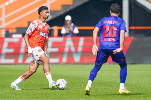 2026-05-23 FC Volendam v Willem II - Dutch Eredivsie Kwalificatie - Finale VOLENDAM, NETHERLANDS - MAY 23: Anthony Descotte of FC Volendam battles for possession with Mounir El Allouchi of Willem II during the Dutch Eredivsie Kwalificatie - Finale match between FC Volendam and Willem II at Kras Stadion on May 23, 2026 in Volendam, Netherlands. Volendam Kras Stadion Netherlands Content not available for redistribution in The Netherlands directly or indirectly through any third parties. Copyright: xAndrexWeeningx