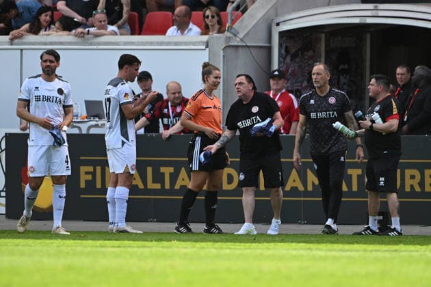 23 05 2026, xpsx, Fußball Finale Hessenpokal, SG Barockstadt Fulda Lehnerz SV Wehen Wiesbaden v l Trinkpause Sascha Mockenhaupt SV Wehen Wiesbaden Ben Nink SV Wehen Wiesbaden Zeugwart Torsten Conradi DFL DFB REGULATIONS PROHIBIT ANY USE OF PHOTOGRAPHS as IMAGE SEQUENCES and or QUASI VIDEO Offenbach