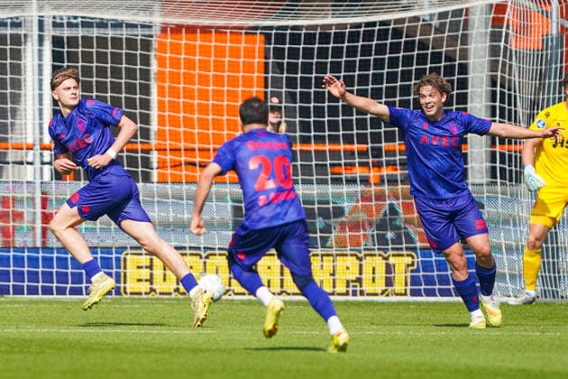 2026-05-23 FC Volendam v Willem II - Dutch Eredivsie Kwalificatie - Finale VOLENDAM, NETHERLANDS - MAY 23: Finn Stam of Willem II celebrates with teammates after scoring his teams second goal, Siegert Baartmans of Willem II during the Dutch Eredivsie Kwalificatie - Finale match between FC Volendam and Willem II at Kras Stadion on May 23, 2026 in Volendam, Netherlands. Volendam Kras Stadion Netherlands Content not available for redistribution in The Netherlands directly or indirectly through any third parties. Copyright: xAndrexWeeningx