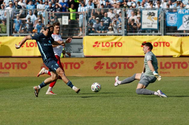 from left to right Sigurd Haugen TSV 1860 Munich and goalkeeper Johann Hipper Würzburger Kickers , in the final of the Bavarian Toto Cup between FC Würzburger Kickers and TSV 1860 Munich at Stadion am Dallenberg, Würzburg, Germany, on May 23, 2026 Copyright: HMBxMedia xHeikoxBecker