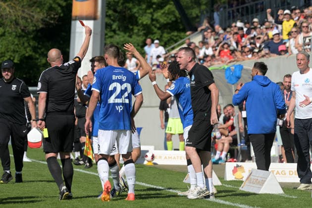Referee Roman Reck shows Melkamu Frauendorf SV Stuttgarter Kickers, 14 the yellow-red card and sends him off the pitch SV Stuttgarter Kickers vs SG Sonnenhof Grossaspach, Football, Men, DB Regio wfv Cup Final, Season 2025 2026, 23 05 2026 SV Stuttgarter Kickers vs SG Sonnenhof Grossaspach, Football, Men, DB Regio wfv Cup Final, Season 2025 2026, 23 05 2026 Stuttgart Copyright: xEibner-Pressefoto TobiasxBaurx EP_TBR