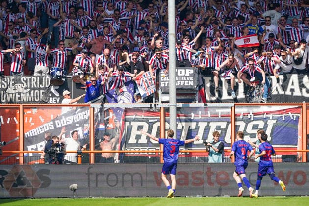 2026-05-23 FC Volendam v Willem II - Dutch Eredivsie Kwalificatie - Finale VOLENDAM, NETHERLANDS - MAY 23: Finn Stam of Willem II celebrates after scoring his teams second goal with the fans of Willem II during the Dutch Eredivsie Kwalificatie - Finale match between FC Volendam and Willem II at Kras Stadion on May 23, 2026 in Volendam, Netherlands. Volendam Kras Stadion Netherlands Content not available for redistribution in The Netherlands directly or indirectly through any third parties. Copyright: xAndrexWeeningx
