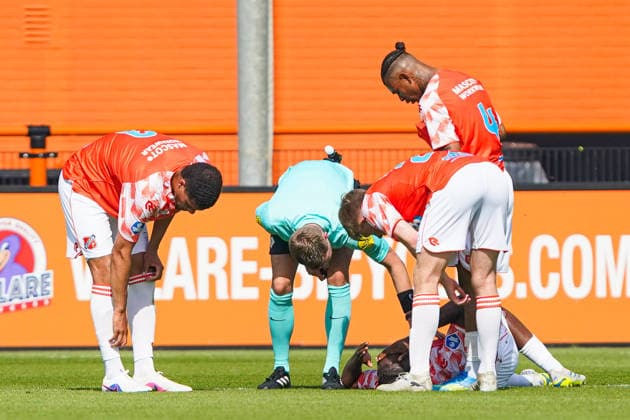 2026-05-23 FC Volendam v Willem II - Dutch Eredivsie Kwalificatie - Finale VOLENDAM, NETHERLANDS - MAY 23: Gibson Yah of FC Volendam lies on the ground with an injury, Sander van der Eijk referee, Mawouna Amevor of FC Volendam during the Dutch Eredivsie Kwalificatie - Finale match between FC Volendam and Willem II at Kras Stadion on May 23, 2026 in Volendam, Netherlands. Volendam Kras Stadion Netherlands Content not available for redistribution in The Netherlands directly or indirectly through any third parties. Copyright: xAndrexWeeningx