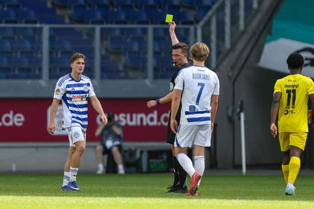 23 05 2026, GER, Football, Men, Niederrheinpokal Final, Season 2025 2026, SC St Tönis MSV Duisburg Patrick Sussek MSV Duisburg receives the yellow card from referee Jan Peter Weßels Duisburg schauinsland reisen Arena Nordrhein Westfalen Germany Copyright: xAdrianxSchlüterx