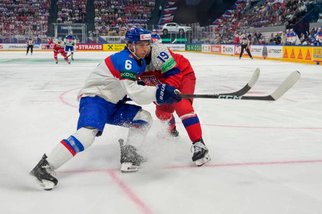 FRIBOURG, SWITZERLAND MAY 23 Viliam Kmec of Slovakia L against Jakub Flek of Czechia R during the 2026 IIHF Ice Hockey World Championship Switzerland game between Slovakia and Czechia at BCF Arena on May 23, 2026 in Fribourg, Fribourg Fribourg BCF Arena Fribourg Switzerland Copyright: xJustPictures.ch JarixPestelaccix jp-en-EuSpIm-JP6_JAR_Slovakia_Cyechia_23May2026_00004