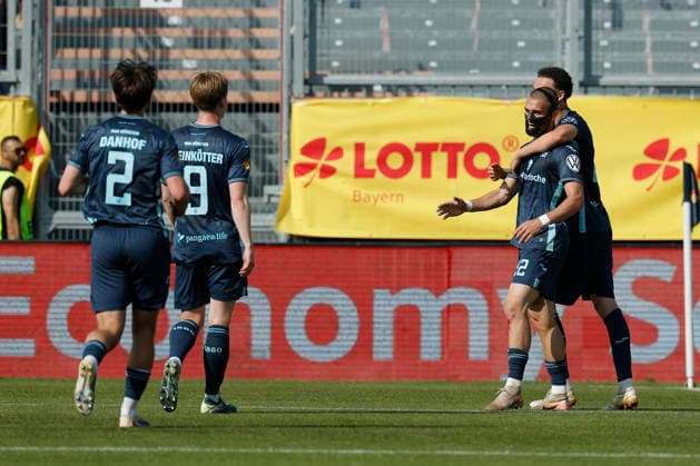 f l n r cheering after the goal to 0 1, cheering, cheering, cheering, emotions, around the goal scorer Sigurd Haugen TSV 1860 Munich 2 v r in the final of the Bavarian Toto Cup between FC Würzburger Kickers and TSV 1860 Munich at Stadion am Dallenberg, Würzburg, Germany, on May 23, 2026 Copyright: HMBxMedia xHeikoxBecker