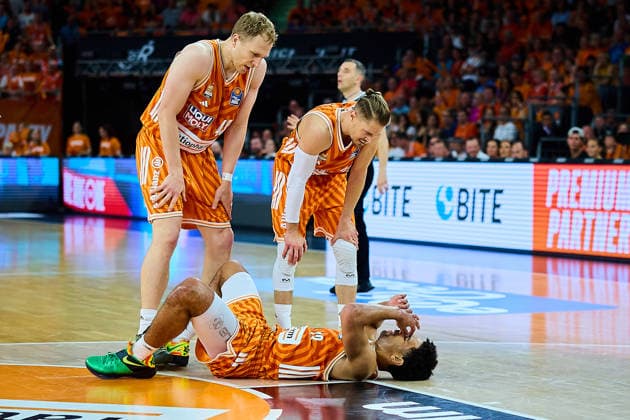 Mark Smith ratiopharm ulm, 13 on the floor, Christian Sengfelder ratiopharm ulm, 43 , Thomas Klepeisz ratiopharm ulm, 22 GER, ratiopharm ulm vs Bamberg Baskets, Basketball, Playoffs, Quarterfinals, 3 game, EasyCredit BBL, season 2025 2026, 23 05 2026 GER, ratiopharm ulm vs Bamberg Baskets, basketball, playoffs, quarterfinals, 3 game, EasyCredit BBL, season 2025 2026, 23 05 2026 New Ulm Copyright: xEibner-Pressefoto GeraldxOelze-dexStoppanyx EP_ODS