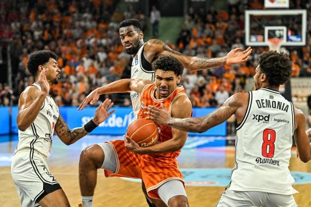 Sport Bilder des Tages GER, BBL, Playoffs, ratiopharm Ulm vs BMA365 Bamberg Baskets 23.05.2026, ratiopharm arena, Neu-Ulm, GER, BBL, Playoffs, ratiopharm Ulm vs BMA365 Bamberg Baskets, im Bild Mark Smith (Ulm, 13) setzt sich gegen Ibrahim Watson (Bamberg, 2) und Ejiofor Onu (Bamberg, 35) und Demarcus Marquette Demonia (Bamberg, 8) durch *** GER, BBL, Playoffs, ratiopharm Ulm vs BMA365 Bamberg Baskets 23 05 2026, ratiopharm arena, Neu Ulm, GER, BBL, Playoffs, ratiopharm Ulm vs BMA365 Bamberg Baskets, in the picture Mark Smith Ulm, 13 prevails against Ibrahim Watson Bamberg, 2 and Ejiofor Onu Bamberg, 35 and Demarcus Marquette Demonia Bamberg, 8 nordphotoxGmbHx xHafner nph00200