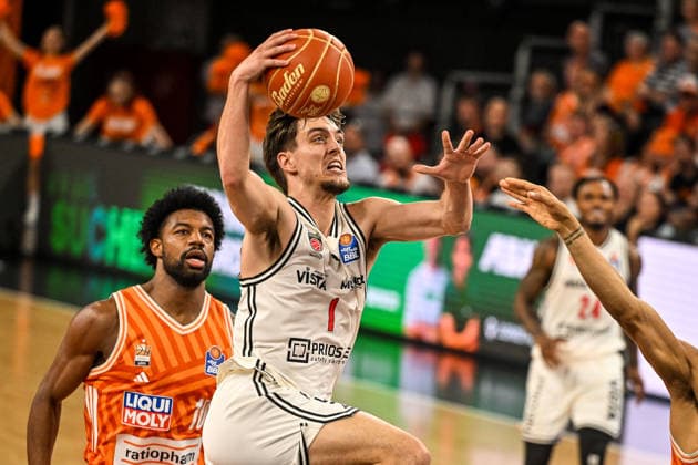GER, BBL, Playoffs, ratiopharm Ulm vs BMA365 Bamberg Baskets 23 05 2026, ratiopharm arena, Neu Ulm, GER, BBL, Playoffs, ratiopharm Ulm vs BMA365 Bamberg Baskets, in the picture Zachary Ensminger Bamberg, 1 scores, in the background Malik Osborne Ulm, 10 nordphotoxGmbHx xHafner nph00200