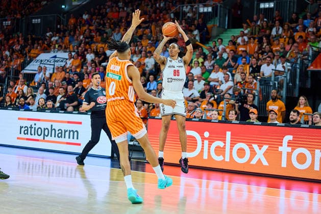 3-pointer by Austin Matthew Crowley BMA365 Bamberg Baskets, 85 against Nelson Weidemann ratiopharm ulm, 00 GER, ratiopharm ulm vs Bamberg Baskets, basketball, playoffs, quarterfinals, 3 game, EasyCredit BBL, 2025 2026 season, 23 05 2026 GER, ratiopharm ulm vs Bamberg Baskets, basketball, playoffs, quarterfinals, 3 game, EasyCredit BBL, 2025 2026 season, 23 05 2026 New Ulm Copyright: xEibner-Pressefoto GeraldxOelze-dexStoppanyx EP_ODS
