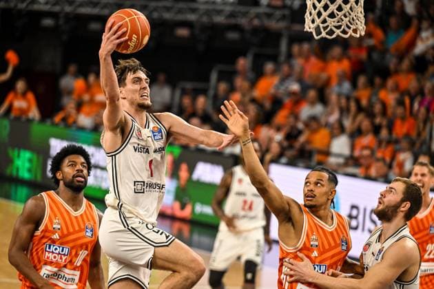 GER, BBL, Playoffs, ratiopharm Ulm vs BMA365 Bamberg Baskets 23 05 2026, ratiopharm arena, Neu Ulm, GER, BBL, Playoffs, ratiopharm Ulm vs BMA365 Bamberg Baskets, in the picture Zachary Ensminger Bamberg, 1 scores, in the background Malik Osborne Ulm, 10 and Nelson Weidemann Ulm, 0 nordphotoxGmbHx xHafner nph00200