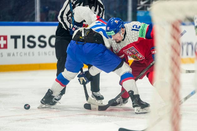 FRIBOURG, SWITZERLAND MAY 23 Andrej Kollar of Slovakia L against Jiri Cernoch of Czechia R during the 2026 IIHF Ice Hockey World Championship Switzerland game between Slovakia and Czechia at BCF Arena on May 23, 2026 in Fribourg, Fribourg Fribourg BCF Arena Fribourg Switzerland Copyright: xJustPictures.ch JarixPestelaccix jp-en-EuSpIm-JP6_JAR_Slovakia_Cyechia_23May2026_00026