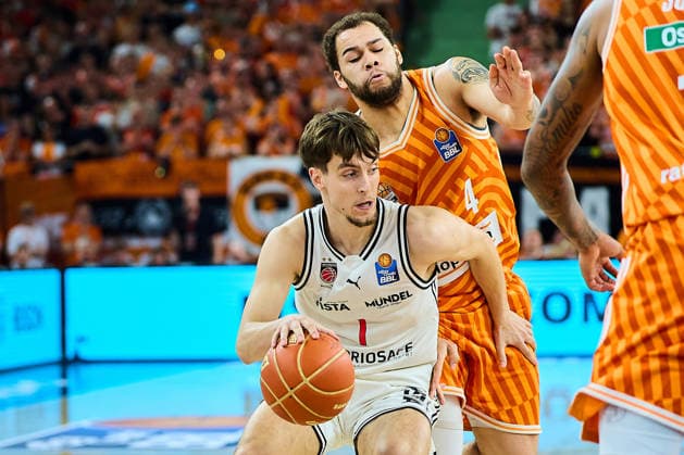 duel, duel between Zachary Ensminger BMA365 Bamberg Baskets, 01 and Christopher Ledlum ratiopharm ulm, 04 GER, ratiopharm ulm vs Bamberg Baskets, basketball, playoffs, quarterfinals, 3 game, EasyCredit BBL, 2025 2026 season, 23 05 2026 GER, ratiopharm ulm vs Bamberg Baskets, basketball, playoffs, quarterfinals, 3 game, EasyCredit BBL, 2025 2026 season, 23 05 2026 New Ulm Copyright: xEibner-Pressefoto GeraldxOelze-dexStoppanyx EP_ODS