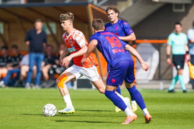 2026-05-23 FC Volendam v Willem II - Dutch Eredivsie Kwalificatie - Finale VOLENDAM, NETHERLANDS - MAY 23: Dave Kwakman of FC Volendam runs with the ball during the Dutch Eredivsie Kwalificatie - Finale match between FC Volendam and Willem II at Kras Stadion on May 23, 2026 in Volendam, Netherlands. Volendam Kras Stadion Netherlands Content not available for redistribution in The Netherlands directly or indirectly through any third parties. Copyright: xAndrexWeeningx