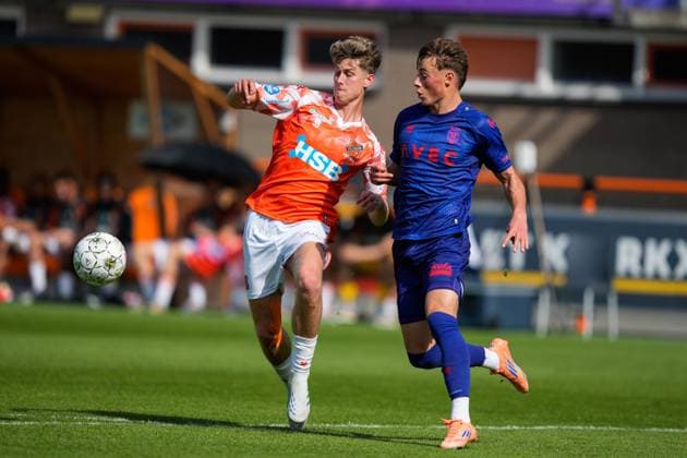 VOLENDAM , 23-05-2026 , Kras Stadium, season 2025 2026 , Dutch Eredivisie Football ,Second leg of the Keuken Kampioen Play-Offs final . Match between FC Volendam and Willem II . Picture shows FC Volendam player Dave Kwakman and Willem II player UriÃ«l van Aalst Volendam - Willem II (play off)  x203907863x Copyright: