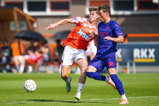 2026-05-23 FC Volendam v Willem II - Dutch Eredivsie Kwalificatie - Finale VOLENDAM, NETHERLANDS - MAY 23: Dave Kwakman of FC Volendam battles for possession with Uriel van Aalst of Willem II during the Dutch Eredivsie Kwalificatie - Finale match between FC Volendam and Willem II at Kras Stadion on May 23, 2026 in Volendam, Netherlands. Volendam Kras Stadion Netherlands Content not available for redistribution in The Netherlands directly or indirectly through any third parties. Copyright: xAndrexWeeningx