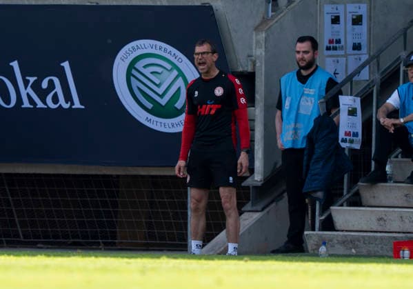 Matthias Mink Fortuna Koeln, coach gives instructions, gesticulates, gesticulates with arms, gives instructions, gesticulate, gesticolando, emotions SC Fortuna Köln vs Viktoria Köln 23 05 2026 Football, Bitburger Pokalfinale 2026, GER, Sportpark Höhenberg, Cologne Copyright: HMBxMedia xMarcoxBader