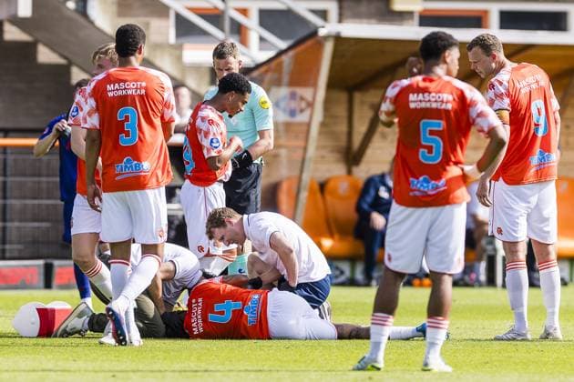 VOLENDAM , 23-05-2026 , Kras Stadium , season 2025 - 2026 , Dutch Keuken Kampioen Divisie football , secondleg of the Keuken Kampioen Play-Offs final , match between FC Volendam and Willem II , picture shows Volendam player Juniho Bacuna injury Volendam - Willem II (play off)  x203907923x Copyright:
