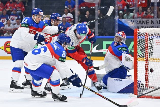 L-R Martin Kaut (CZE) and goalkeeper Samuel Hlavaj (SVK) in action during the group B match of the World Ice hockey, Eishockey Championship, Slovakia - Czech Republic, Fribourg, Switzerland, on May 23, 2026. (CTKxPhoto RadekxPetrasek) CTKPhotoP2026052304578  CTKPhotoP2026052304578