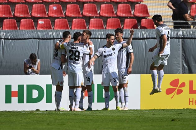 23 05 2026, xpsx, Fußball Finale Hessenpokal, SG Barockstadt Fulda Lehnerz SV Wehen Wiesbaden v l Torjubel nach dem Tor zum celebrating the goal celebrate 0 1 durch Justin Janitzek SV Wehen Wiesbaden Moritz Flotho SV Wehen Wiesbaden DFL DFB REGULATIONS PROHIBIT ANY USE OF PHOTOGRAPHS as IMAGE SEQUENCES and or QUASI VIDEO Offenbach