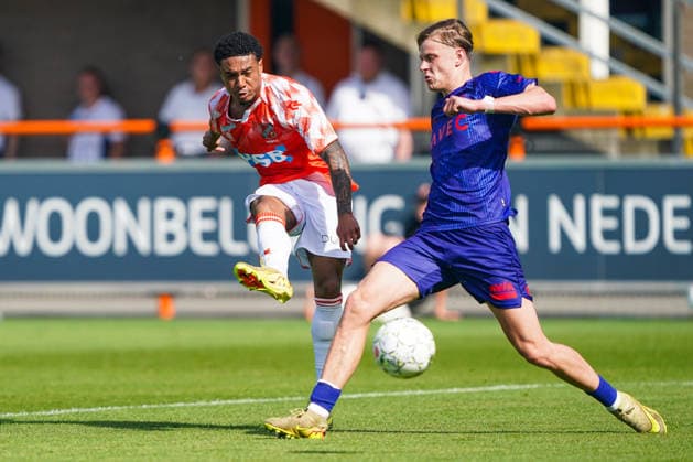 2026-05-23 FC Volendam v Willem II - Dutch Eredivsie Kwalificatie - Finale VOLENDAM, NETHERLANDS - MAY 23: Benjamin Pauwels of FC Volendam battles for possession with Gijs Besselink of Willem II during the Dutch Eredivsie Kwalificatie - Finale match between FC Volendam and Willem II at Kras Stadion on May 23, 2026 in Volendam, Netherlands. Volendam Kras Stadion Netherlands Content not available for redistribution in The Netherlands directly or indirectly through any third parties. Copyright: xAndrexWeeningx