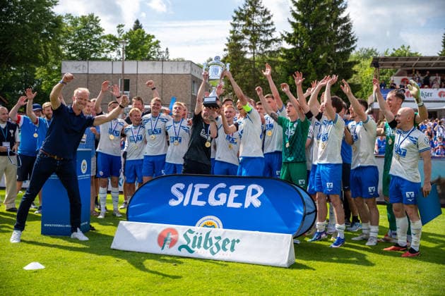 Jubilation at FC Hansa Rostock after winning the regional cup Equipment manager Andreas Thiem left and captain Franz Pfanne hold up the cup GER, football, regional cup, Lüpzer Pils Cup, final, SV Pastow FC Hansa Rostock