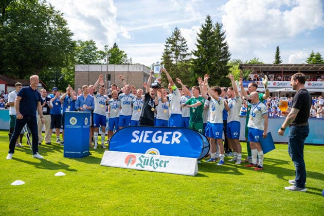 Jubilation at FC Hansa Rostock after winning the regional cup Equipment manager Andreas Thiem left and captain Franz Pfanne hold up the cup GER, football, regional cup, Lüpzer Pils Cup, final, SV Pastow FC Hansa Rostock
