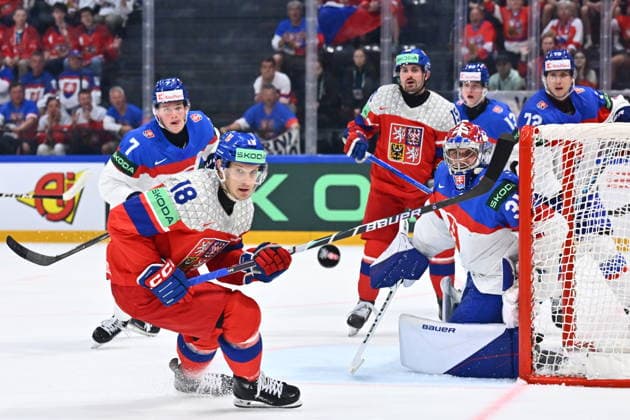 L-R Dominik Kubalik (CZE) and Samuel Hlavaj (SVK) in action during the group B match of the World Ice hockey, Eishockey Championship, Slovakia - Czech Republic, Fribourg, Switzerland, on May 23, 2026. (CTKxPhoto RadekxPetrasek) CTKPhotoP2026052304726  CTKPhotoP2026052304726