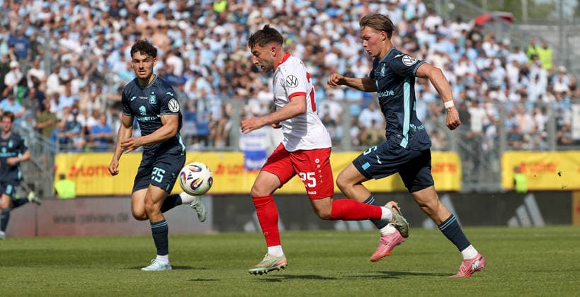 23 05 2026, xfsx, Herren, Fußball, Saison 2025 2026, BFV Verbandspokal, Finale FC Wuerzburger Kickers TSV 1860 Muenchen v li Sean Dulic TSV 1860 Muenchen , Dominik Meisel FC Wuerzburger Kickers , Xaver Kiefersauer TSV 1860 Muenchen Wuerzburg AKON ARENA Bayern Deutschland