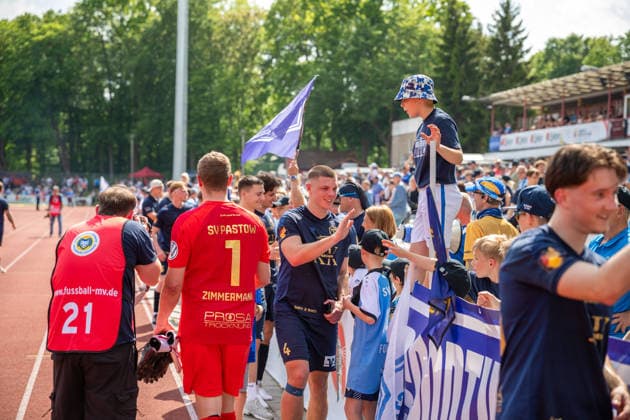 SV Pastow players thank their fans GER, Football, State Cup, Lüpzer Pils Cup, Final, SV Pastow FC Hansa Rostock