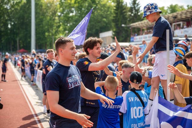 SV Pastow players thank their fans GER, Football, State Cup, Lüpzer Pils Cup, Final, SV Pastow FC Hansa Rostock