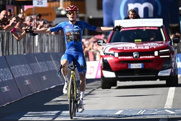 Sport Bilder des Tages May 23, 2026, Pila, ITALY: Danish rider Jonas Vingegaard Hansen .of Team Visma Lease A Bike wearing the best climber s blue jersey, celebrate after cross the finish line and win the 14th stage of the 109 Giro d Italia 2026, over 133 km from Aosta to Pila, Italy, 23 May 2026. ANSA LUCA ZENNARO. Giro D Italia Cycling Tour - Stage 14  - ZUMAa110 20260523_zaf_a110_010 Copyright: xLucaxZennarox