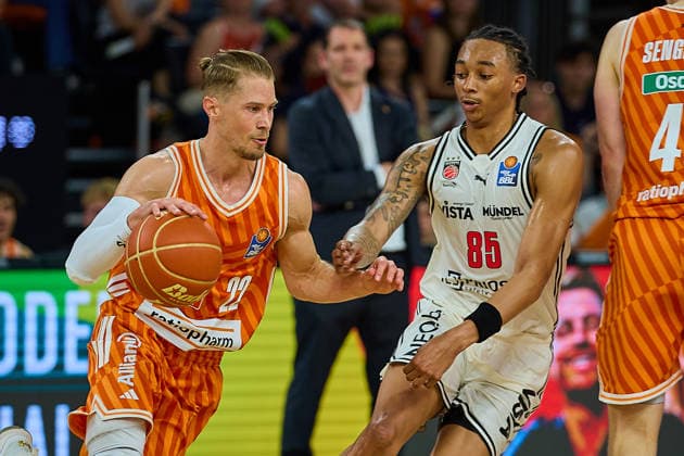 Thomas Klepeisz ratiopharm ulm, 22 , Austin Matthew Crowley BMA365 Bamberg Baskets, 85 GER, ratiopharm ulm vs Bamberg Baskets, Basketball, Playoffs, Quarterfinals, 3 Game, EasyCredit BBL, Season 2025 2026, 23 05 2026 GER, ratiopharm ulm vs Bamberg Baskets, Basketball, Playoffs, Quarterfinals, 3 Game, EasyCredit BBL, Season 2025 2026, 23 05 2026 New Ulm Copyright: xEibner-Pressefoto GeraldxOelze-dexStoppanyx EP_ODS