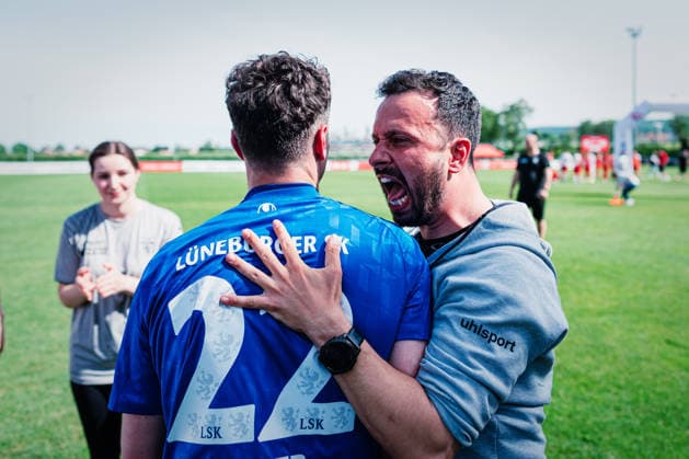 Lower Saxony Cup TuS Bersenbrück vs Lüneburger SK, 23 05 2026 Tarek Gibbah coach Lüneburger SK Hansa with Arne Exner Lüneburger SK Hansa, 22 JUBILEE at Lüneburger SK, winner of the Lower Saxony Cup TuS Bersenbrück vs Lüneburger SK on 23 05 2026 at August Wenzel Stadium, Barsinghausen Copyright: xBEAUTIFULxSPORTS Tonhäuserx