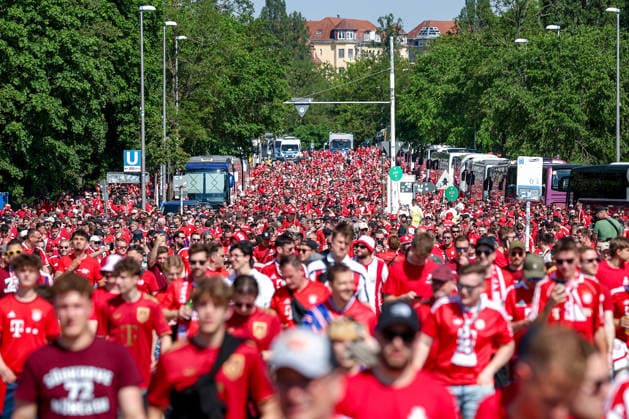 23 05 2026, Football, 83 DFB Cup Final,, FC Bayern Munich VfB Stuttgart, Olympioastadion Berlin, Season 2025 2026 Impressions Features Impressions before the match Fans Fan march on the way to the stadium DFB regulations prohibit any use of photographs as image sequences and or quasi video Berlin Germany