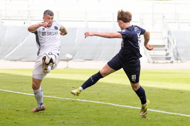 Krombacher Hessenpokal Final SV Wehen Wiesbaden SG Barockstadt Fulda Lehnerz, 23 05 2026 Moritz Dittmann SG Barockstadt Fulda Lehnerz 18 with a shot on goal but Jordy Gillekens SV Wehen Wiesbaden 27 defends, SV Wehen Wiesbaden SG Barockstadt Fulda Lehnerz, Frankfurt, Stadion am Bieberer Berg, 23 5 2026 Copyright: xBEAUTIFULxSPORTS Gawlikx
