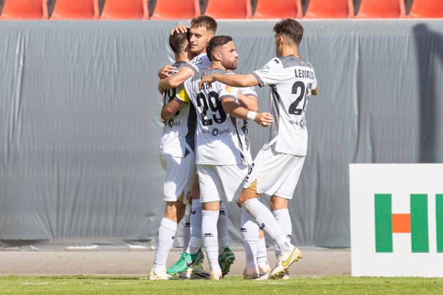 Krombacher Hessenpokal Final SV Wehen Wiesbaden SG Barockstadt Fulda Lehnerz, 23 05 2026 Fatih Kaya SV Wehen Wiesbaden 29 Jakob Lewald SV Wehen Wiesbaden 26 Justin Janitzek SV Wehen Wiesbaden 15 celebrate the goal to make it 1 0, SV Wehen Wiesbaden SG Barockstadt Fulda Lehnerz, Frankfurt, Stadion am Bieberer Berg, 23 5 2026 Copyright: xBEAUTIFULxSPORTS Gawlikx