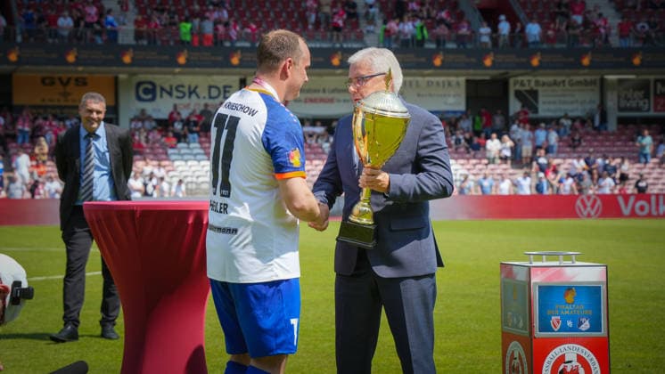 Soccer, Men, Season 2025 2026, Brandenburg State Cup, Final, Final day of the amateurs, FC Energie Cottbus vs VfB 1921 Krieschow, Saturday 23 05 2026, LEAG Energie Stadion Cottbus, In the picture FLB President jens Kaden r hands over the trophy to Andy Hebler l Krieschow Brandenburg Germany