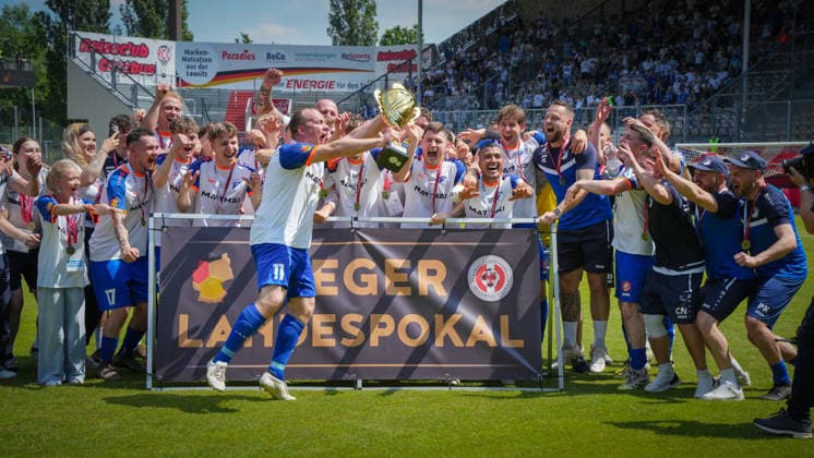 Soccer, Men, Season 2025 2026, Brandenburg State Cup, Final, Final day of the amateurs, FC Energie Cottbus vs VfB 1921 Krieschow, Saturday 23 05 2026, LEAG Energie Stadion Cottbus, In the picture jubilation at VfB Krieschow after the state cup victory captain Andy Hebler holds up the cup Brandenburg Germany