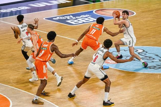 GER, BBL, Playoffs, ratiopharm Ulm vs BMA365 Bamberg Baskets 23 05 2026, ratiopharm arena, Neu Ulm, GER, BBL, Playoffs, ratiopharm Ulm vs BMA365 Bamberg Baskets, pictured Zachary Ensminger Bamberg, 1 on the ball, Meissa Faye Ulm, 11 nordphotoxGmbHx xHafner nph00200