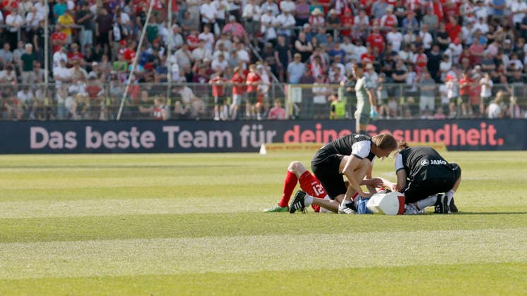 f l n r Luke Hemmerich Würzburger Kickers , injured, injury, injury, in the final of the Bavarian Toto Cup between FC Würzburger Kickers and TSV 1860 Munich at Stadion am Dallenberg, Würzburg, Germany, on May 23, 2026 Copyright: HMBxMedia xHeikoxBecker