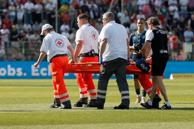f l n r Luke Hemmerich Würzburger Kickers , injured, injury, injury, in the final of the Bavarian Toto Cup between FC Würzburger Kickers and TSV 1860 Munich at Stadion am Dallenberg, Würzburg, Germany, on May 23, 2026 Copyright: HMBxMedia xHeikoxBecker
