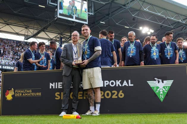 23 05 2026, GER, Football, Men, Niederrheinpokal Final, Season 2025 2026, SC St Tönis MSV Duisburg Jürgen Kreyer hands over the Niederrheinpokal to Alexander Ali Hahn MSV Duisburg Duisburg Duisburg schauinsland reisen Arena Nordrhein Westfalen Germany Copyright: xAdrianxSchlüterx