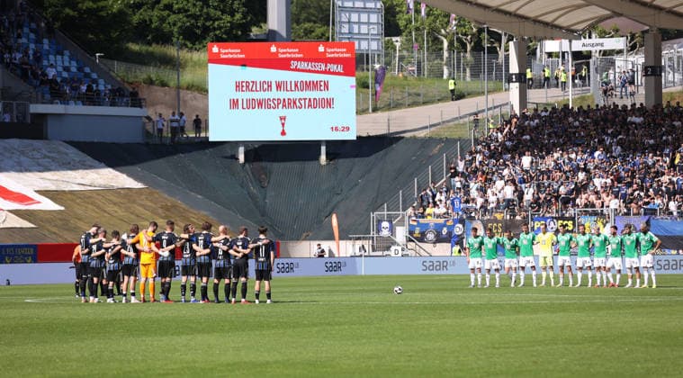23 05 2026, Football, Men, Sparkassen Pokal Saarland Final, Season 2025 2026, 1 FC Saarbrücken FC 08 Homburg, Minute of silence before the match for the deceased fan of FC Hansa Rostock, Rest in peace Moritz Saarbrücken Ludwigsparkstadion Saarland Germany DEU Copyright: xFabianxKleerx