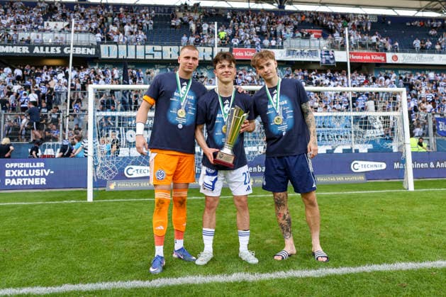 23 05 2026, GER, Football, Men, Niederrheinpokal Final, Season 2025 2026, SC St Tönis MSV Duisburg Maximilian Braune MSV Duisburg , Jan Simon Symalla MSV Duisburg and Niklas Jessen MSV Duisburg show the Neiderrheinpokal Duisburg schauinsland reisen Arena Nordrhein Westfalen Germany Copyright: xAdrianxSchlüterx