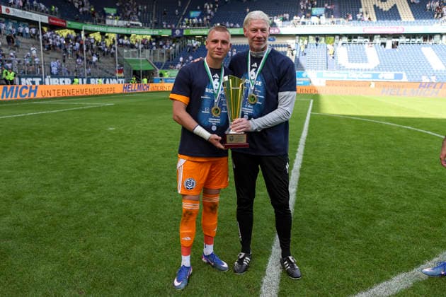 23 05 2026, GER, Football, Men, Niederrheinpokal Final, Season 2025 2026, SC St Tönis MSV Duisburg Maximilian Braune MSV Duisburg and Sven Beukert show the Niederrheinpoakl Duisburg schauinsland reisen Arena Nordrhein Westfalen Germany Copyright: xAdrianxSchlüterx